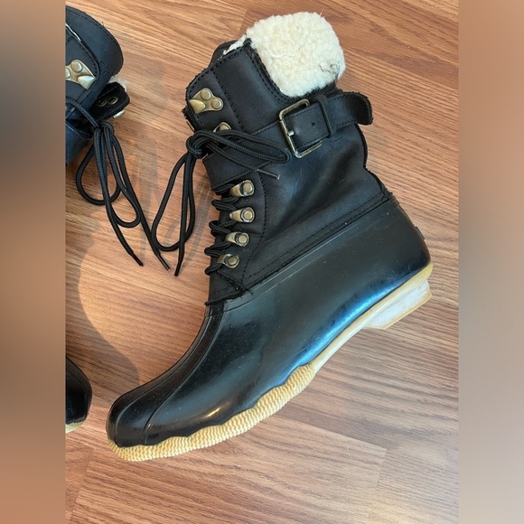 Sperry Top-Sider Black Boots with Cream Fur Lining - Picture 9 of 14